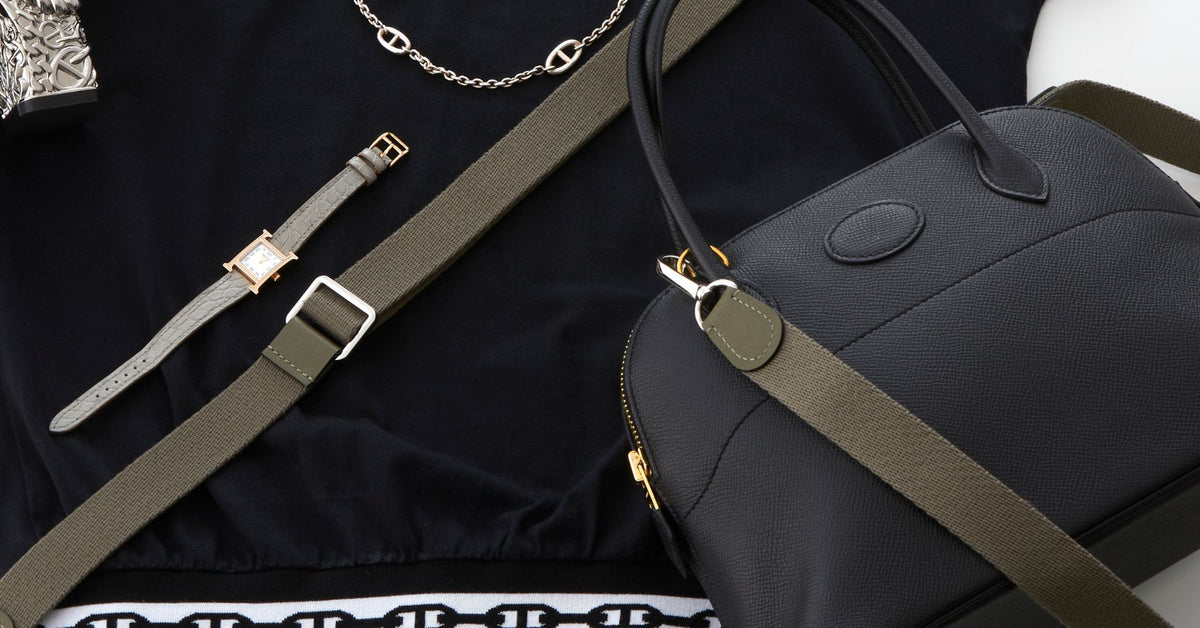 黒の定番ボリードと半袖の洋服の物撮り
