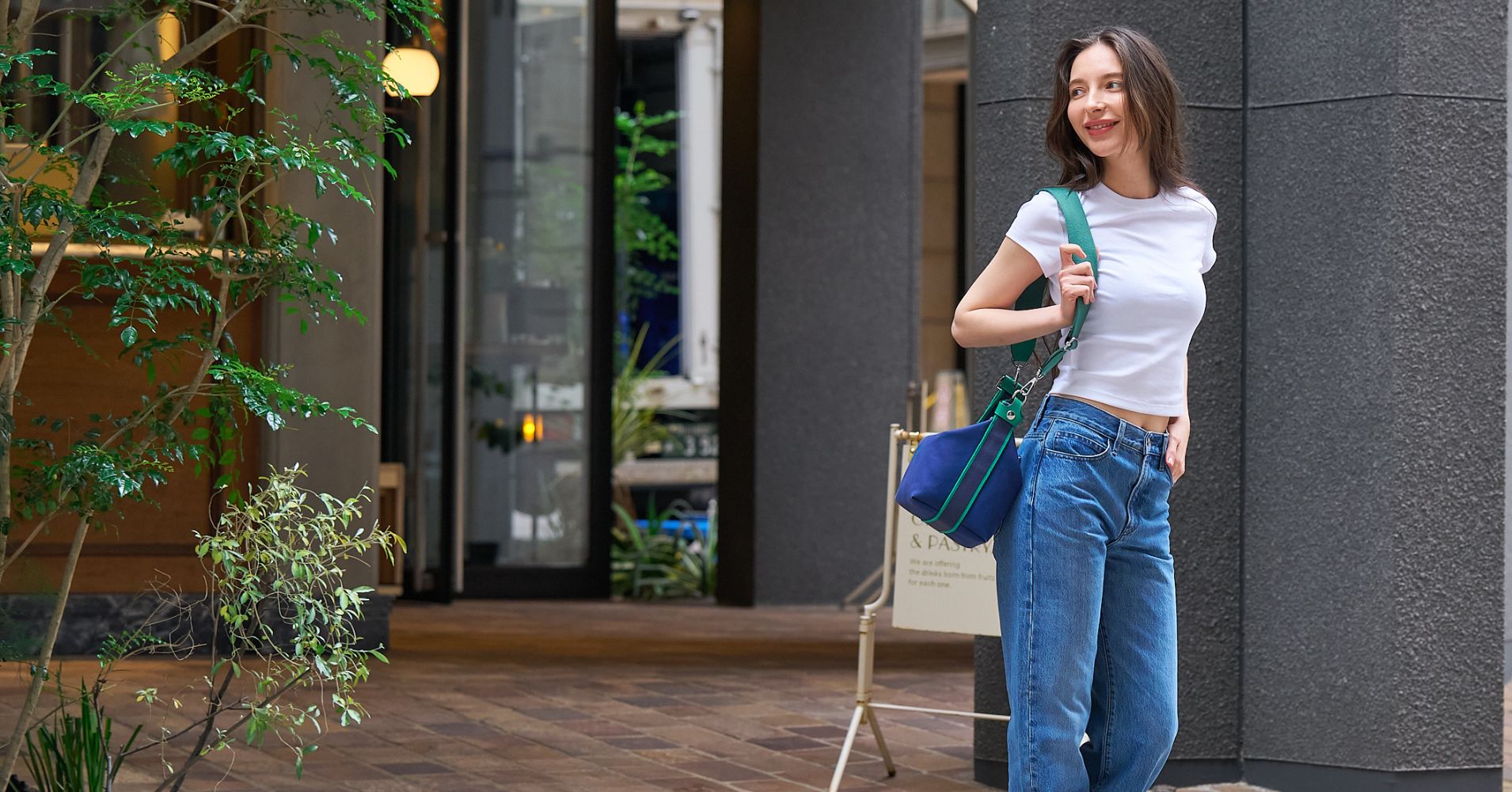 COTANTINのショルダーストラップをつけたバッグを斜め掛けした女性モデル（骨格タイプ別バッグの位置とストラップ幅の黄金比）