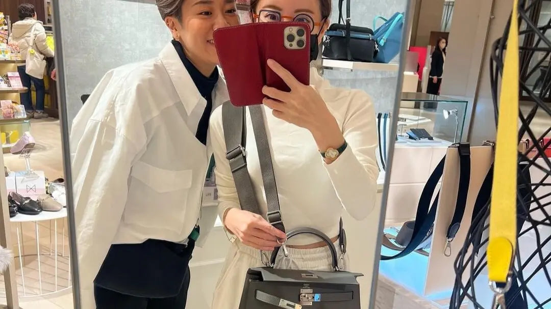阪急うめだ本店のポップアップで、鏡の前でストラップを合わせるお客さま
